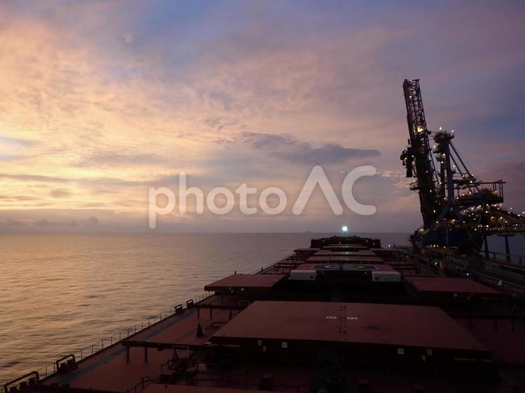 船から見た夕暮れ 海,船,夕暮れの写真素材
