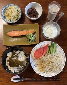 もち麦昆布ご飯に焼き銀鮭とめかぶ等の夕食 もち麦昆布ご飯に焼き銀鮭とめかぶ等の夕食 夕食,ご飯,七分突きの写真素材
