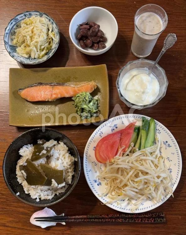 もち麦昆布ご飯に焼き銀鮭とめかぶ等の夕食 夕食,ご飯,七分突きの写真素材