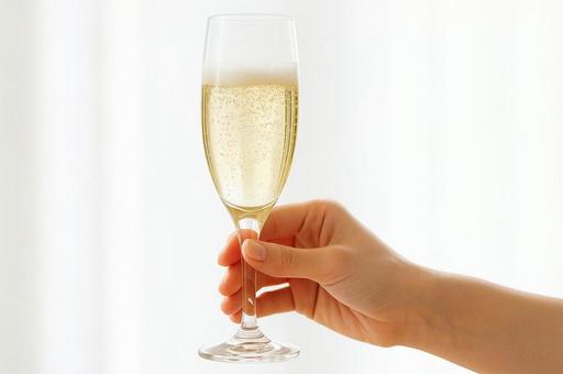 手に持つシャンパングラス・乾杯・飲み物 手に持つシャンパングラス・乾杯・飲み物の写真