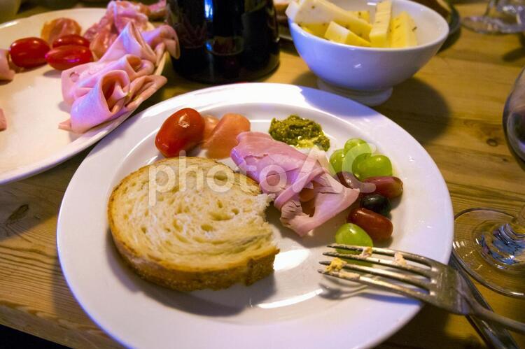 デンマークでの夕食が肉とチーズ パン,食卓,お祝いの写真素材