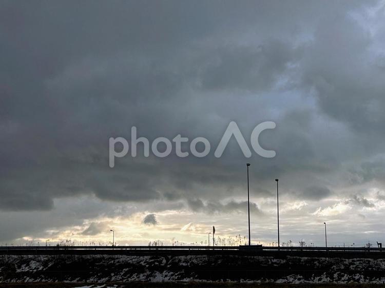 灰色の雲に押しつぶされる輝く雲 空,風景,嵐の写真素材