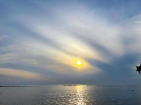 朝日の空 朝日の空 夕日,朝日,自然の写真素材