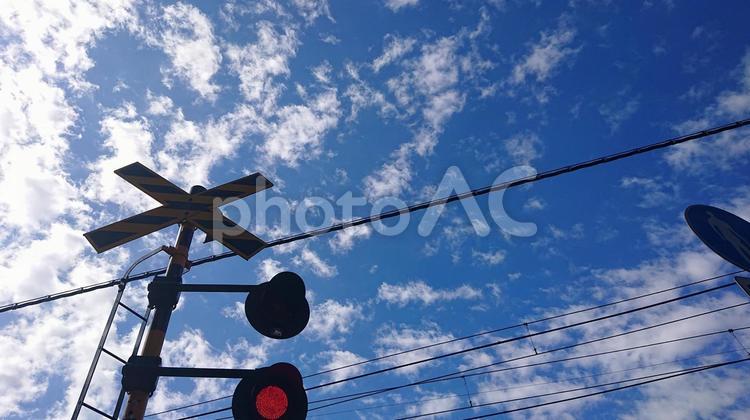 青空を見上げる 空,雲,踏切の写真素材