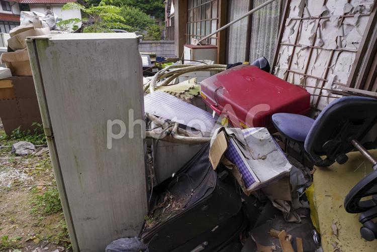 古民家に山積みされた粗大ゴミ 不法投棄,粗大ゴミ,ゴミ屋敷の写真素材