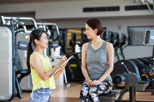 ジムでカウンセリングをするミドル女性 ジム,フィットネス,カウンセリングの写真素材