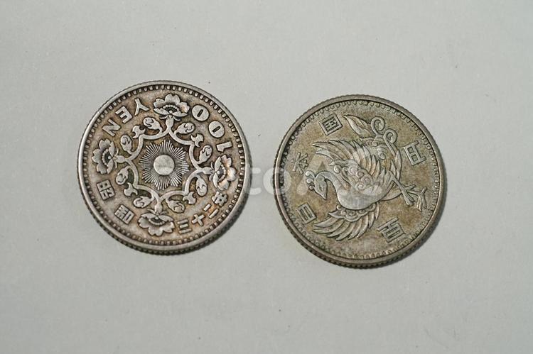 旧百円硬貨　昭和32年発行鳳凰デザイン 100円硬貨,百円硬貨,鳳凰デザインの写真素材