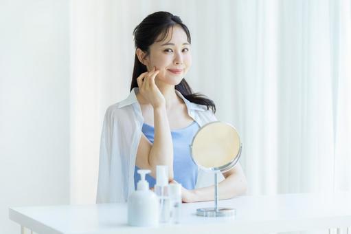 スキンケアをする女性 スキンケアをする女性 美容,ビューティー,女性の写真素材