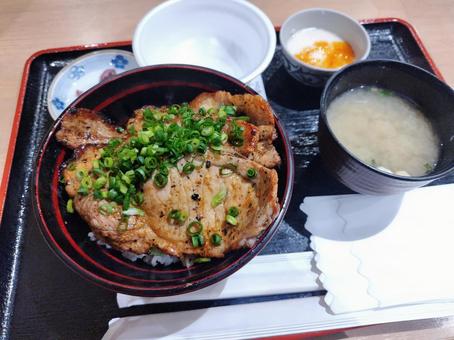 豚丼の写真