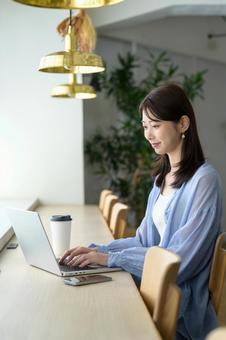 カフェで仕事をする日本人女性 カフェで仕事をする日本人女性 日本人,女性,カフェの写真素材