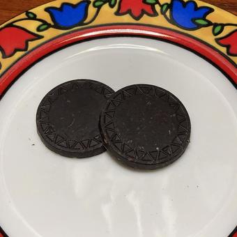 ダークチョコレート二つ チョコ,ダークチョコレート,スイーツの写真素材
