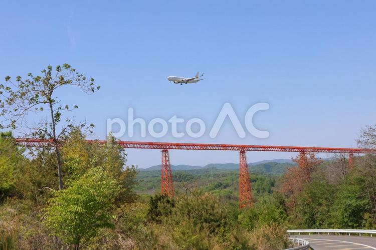 飛行機がつなぐ空と街 飛行機,航空機,旅客機の写真素材