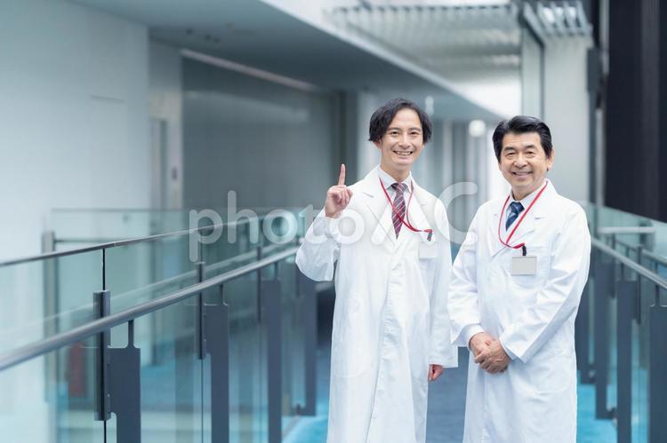 病院で打ち合わせをする医者 医者,病院,医療の写真素材