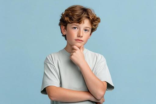 知的な表情の少年:学びと成長 知的な表情の少年:学びと成長の写真