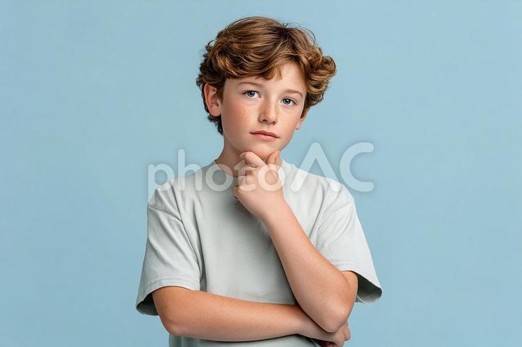 知的な表情の少年：学びと成長 少年,男の子,子供の写真素材