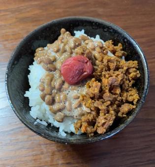 畑のお肉カレーそぼろと納豆と鰹梅の茶碗飯 畑のお肉カレーそぼろと納豆と鰹梅の茶碗飯の写真