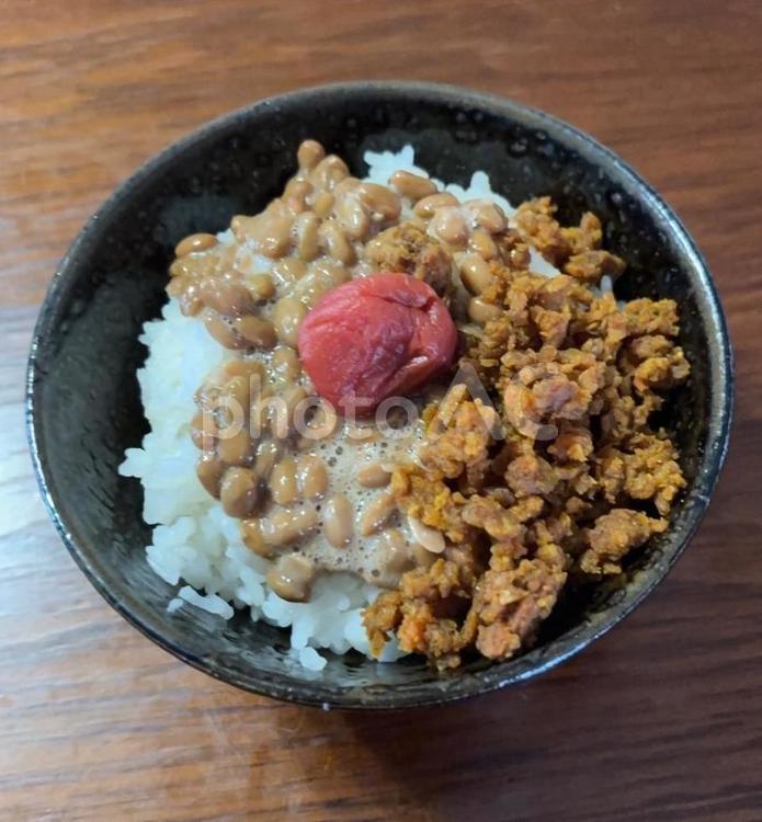 畑のお肉カレーそぼろと納豆と鰹梅の茶碗飯 茶碗飯,畑のお肉,カレーそぼろの写真素材