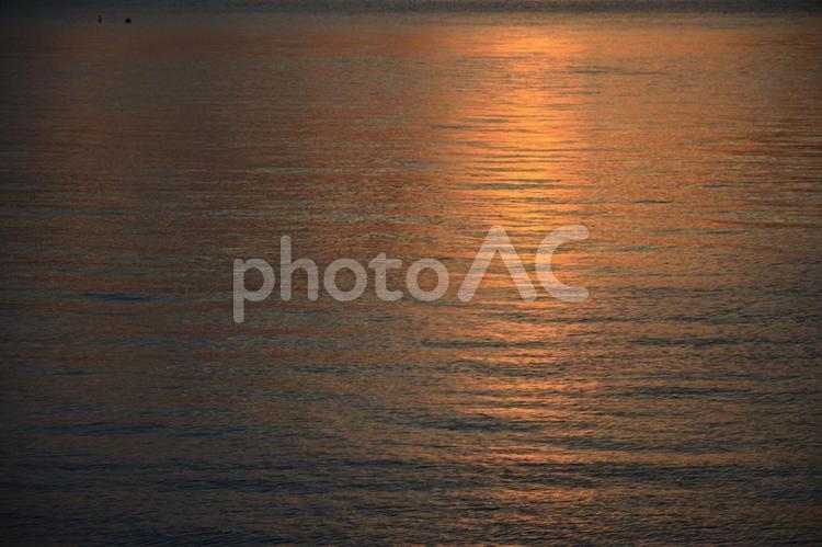西表島の星立海岸の夕焼けが写る海面 西表島,八重山諸島,八重山の写真素材