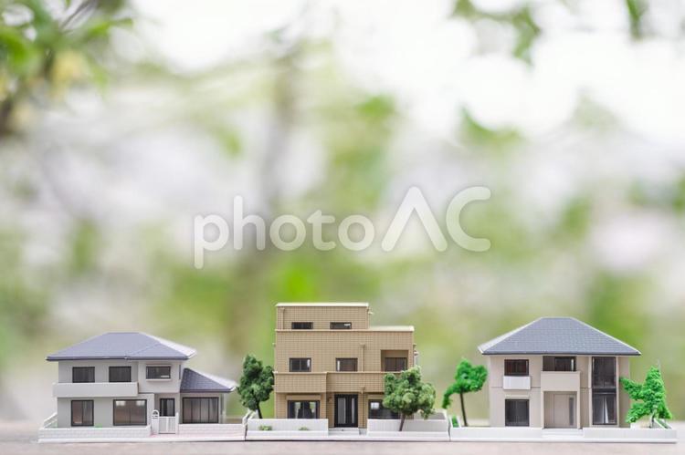 住宅模型と緑ぼかし 住宅,家,建築の写真素材