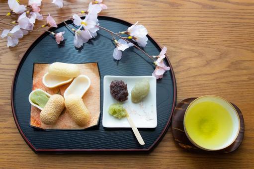 繭の形をした最中と3種類のあんこ 桜の花 繭の形をした最中と3種類のあんこ 桜の花 もなか,和スイーツ,和菓子の写真素材