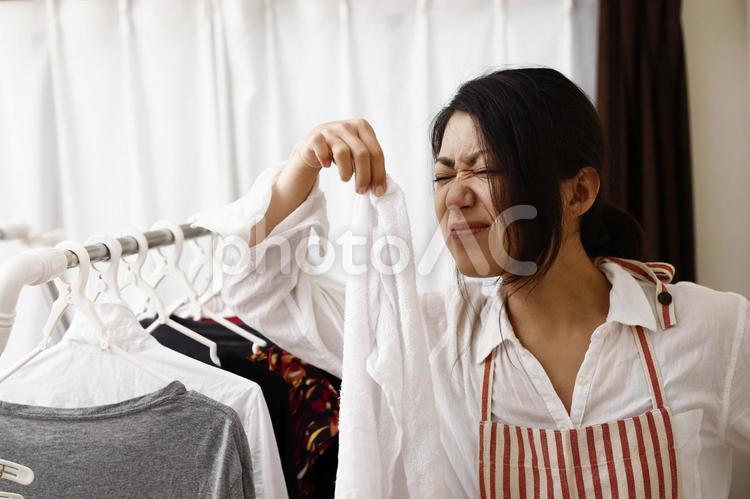 洗濯物のにおいを嗅ぐ女性 女性,人物,日本人の写真素材