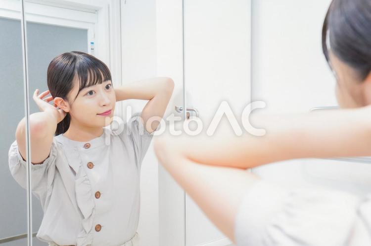 髪のセットをする若い女性 パーマ,美容,白バックの写真素材