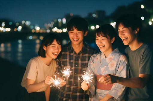 夜に花火を楽しむ若者たち 夜に花火を楽しむ若者たちの写真
