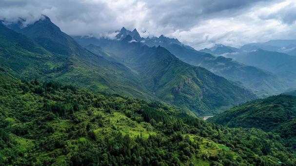 神秘的な雰囲気漂う、緑豊かな山々 神秘的な雰囲気漂う、緑豊かな山々の写真