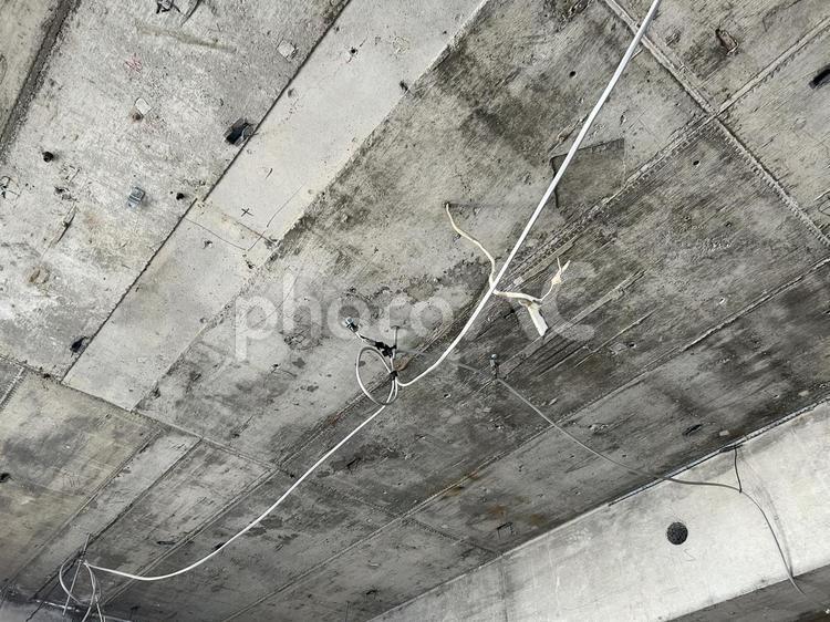 建設現場　天井　配線 壁,コンクリート,建設現場の写真素材