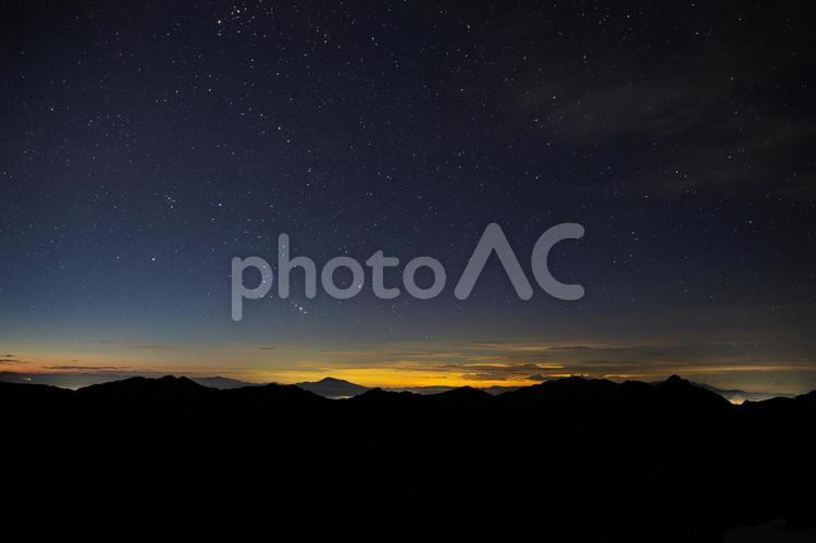 高山のシルエットと夜明け前の星空 風景,夜明け,星空の写真素材