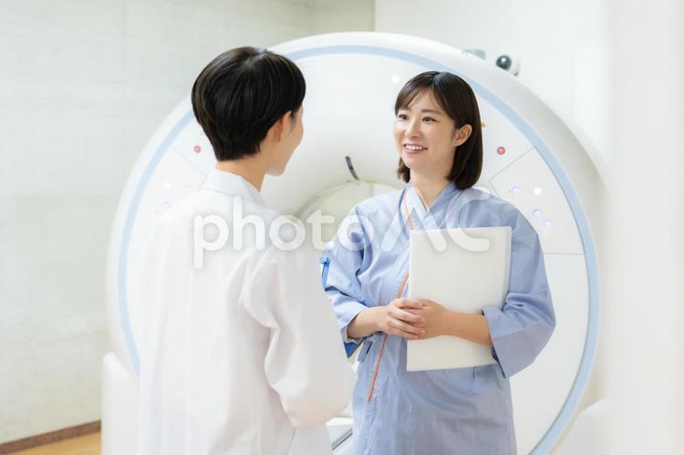 病院でCT検査を受ける女性 病院,ct検査,医者の写真素材