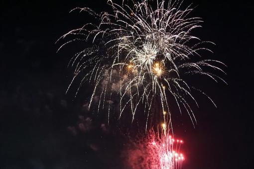 White and red fireworks spreading across the night sky, JPG White and red fireworks spreading across the night sky, JPG