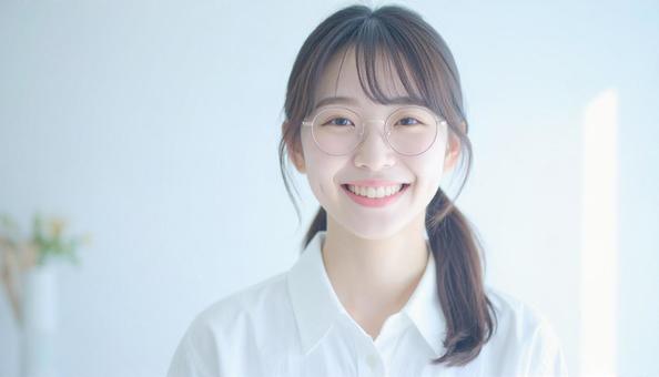 清潔感のあるカメラ目線の女性の写真