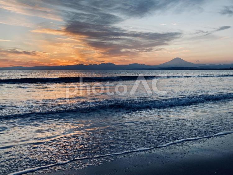 夕暮れの海と富士山のシルエット 海,海岸,波の写真素材