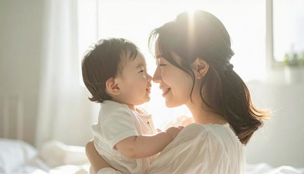 見つめ合う母親と赤ちゃん 見つめ合う母親と赤ちゃんの写真