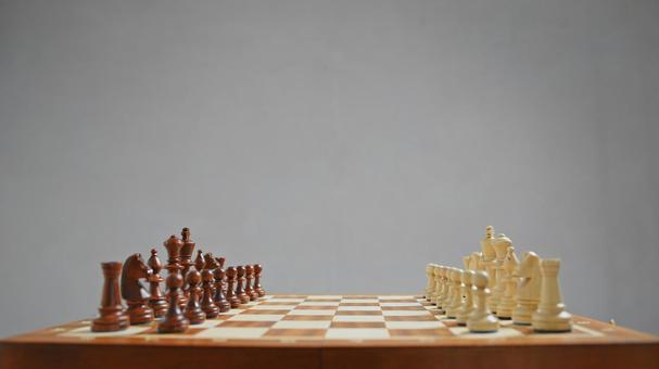 グレーの背景に横から見たチェス グレーの背景に横から見たチェスの写真