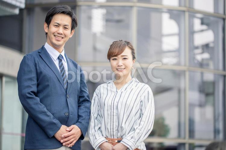 カジュアルビジネスの会社員 笑顔,ビジネスマン,ビジネスウーマンの写真素材