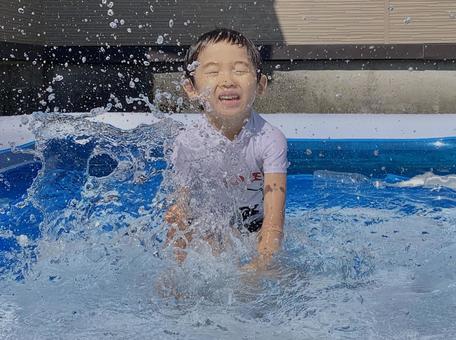 プールで遊ぶ子 プールで遊ぶ子の写真