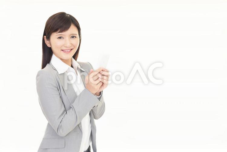 スマートフォンを持つビジネスウーマン 女性,スマホ,スマートフォンの写真素材