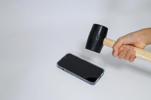 スマートフォンをハンマーで叩く瞬間 スマートフォン,破壊,ハンマーの写真素材
