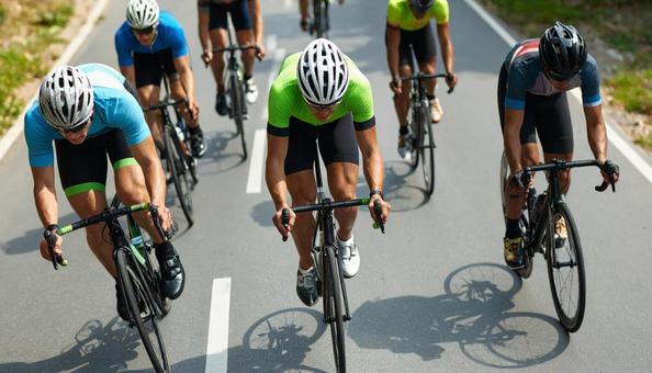 トライアスロン 自転車をこぐ選手たち トライアスロン 自転車をこぐ選手たちの写真