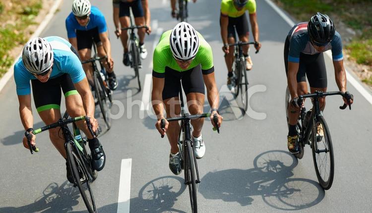 トライアスロン　自転車をこぐ選手たち サングラス,自転車,バイクの写真素材