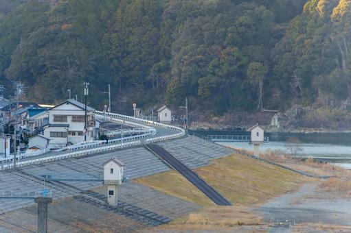 熊野川と堤防のある新宮の風景 熊野川と堤防のある新宮の風景 熊野川,新宮市,和歌山の写真素材
