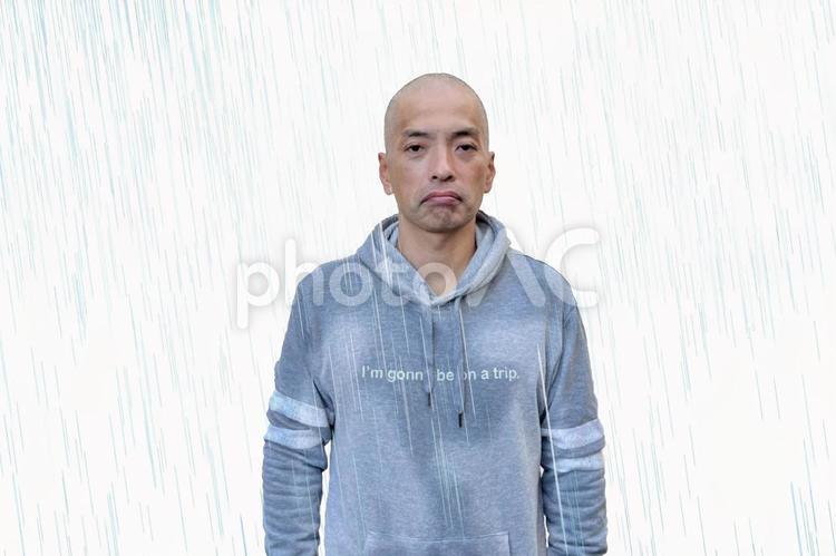 梅雨の雨に傘を忘れてずぶ濡れの中年男性 梅雨,雨,水の写真素材