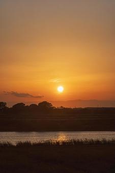 利根川の夕日 夕焼け,日没,日の入りの写真素材