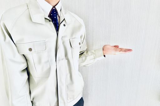 提案のポーズをする作業着姿の男性 お勧め,人物,作業員の写真素材