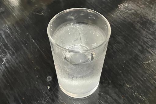 コップの水 コップの水の写真