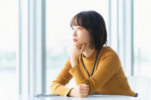 考えごとをする女性・ビジネスウーマン 女性,考える,悩むの写真素材
