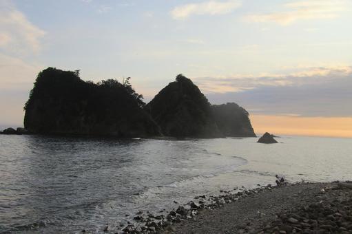 Evening view of the tombolo phenomenon from Sehama Beach, JPG Evening view of the tombolo phenomenon from Sehama Beach, JPG