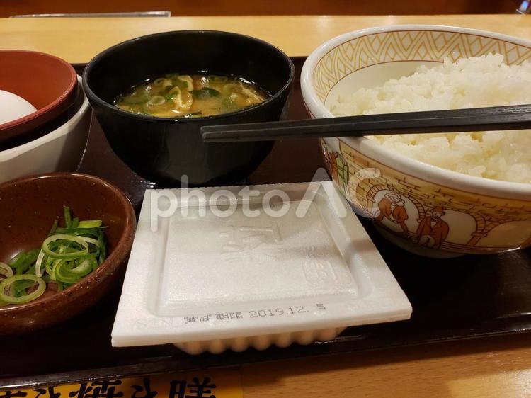 埼玉県の牛丼屋さんで撮影した納豆定食の写真です。 米,納豆,味噌汁の写真素材